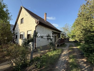 Eladó családi ház Atkár