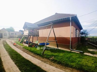 Eladó családi ház Valkó