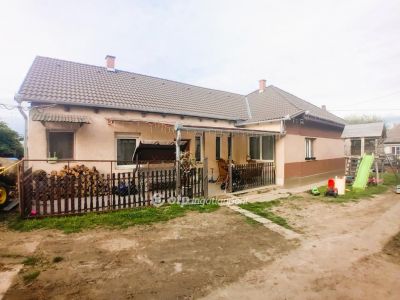 Eladó családi ház Valkó