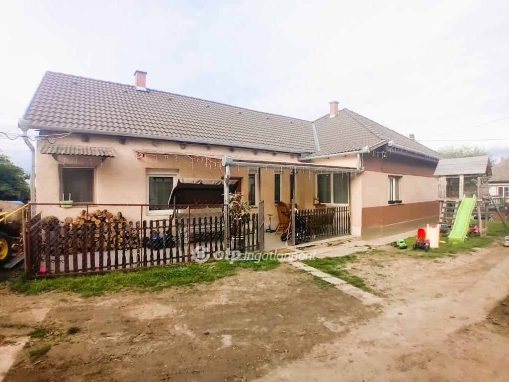 Eladó családi ház Valkó