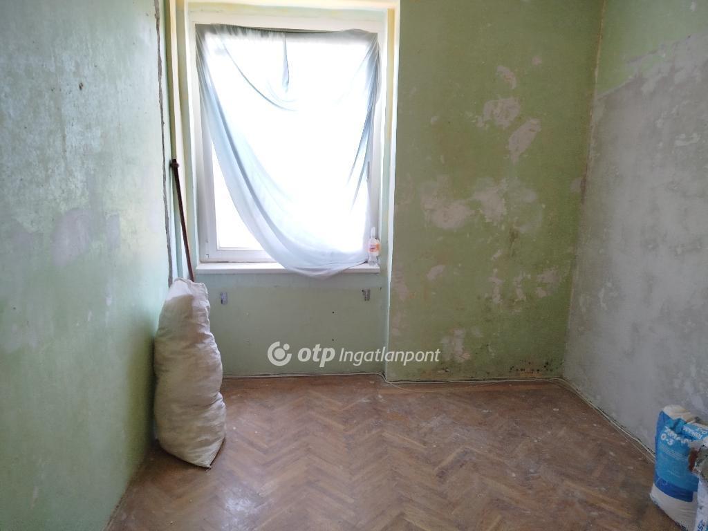 Eladó lakás Komló