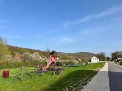Eladó lakóövezeti telek Eplény