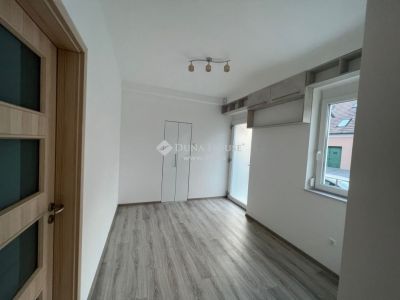 Eladó utcai bejáratú üzlethelység Eger