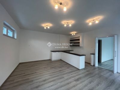 Eladó utcai bejáratú üzlethelység Eger