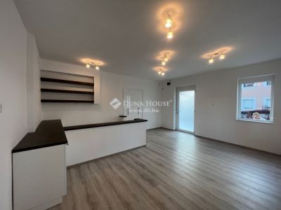 Eladó utcai bejáratú üzlethelység Eger