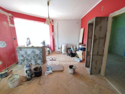 Eladó lakás Komló