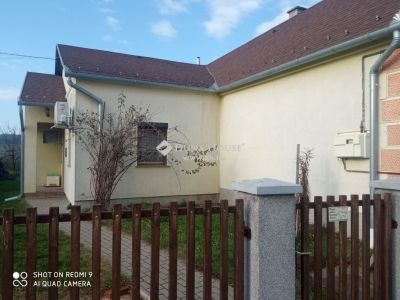 Eladó családi ház Füzvölgy