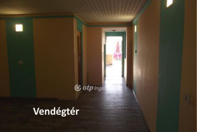 Eladó utcai bejáratú üzlethelység Szigetszentmiklós