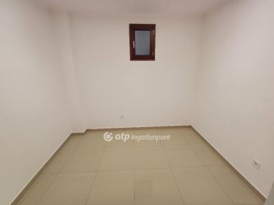 Kiadó utcai bejáratú üzlethelység Szentes
