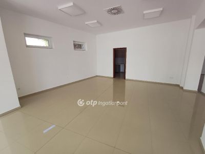 Kiadó utcai bejáratú üzlethelység Szentes