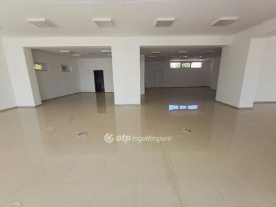 Kiadó utcai bejáratú üzlethelység Szentes