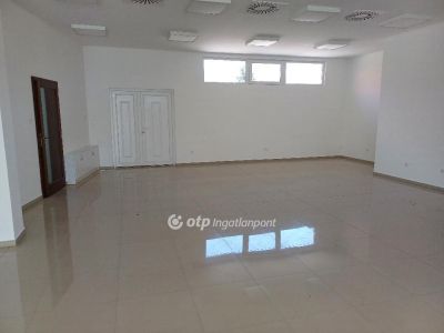 Kiadó utcai bejáratú üzlethelység Szentes