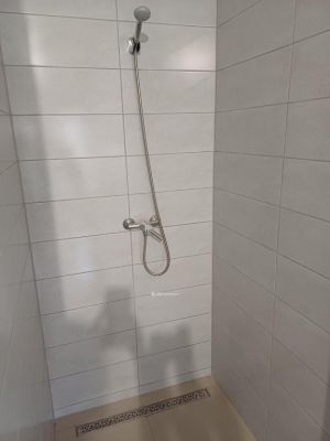 Kiadó utcai bejáratú üzlethelység Szentes