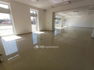 Kiadó utcai bejáratú üzlethelység Szentes