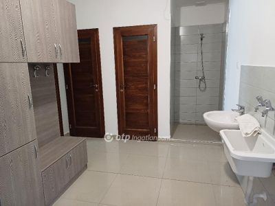 Kiadó utcai bejáratú üzlethelység Szentes