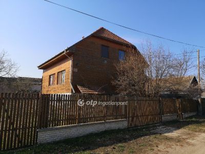 Eladó családi ház Tiszacsege