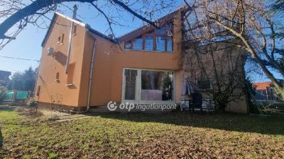 Eladó családi ház Üröm