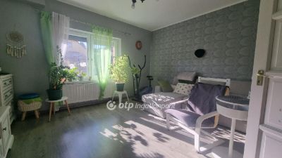 Eladó családi ház Üröm