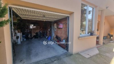 Eladó családi ház Üröm