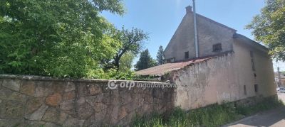 Eladó családi ház Üröm