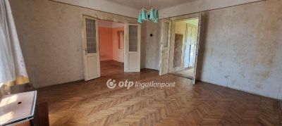 Eladó családi ház Üröm