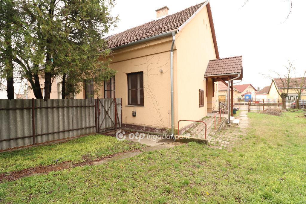 Eladó családi ház Taksony