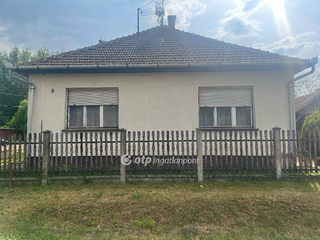 Eladó családi ház Újszilvás